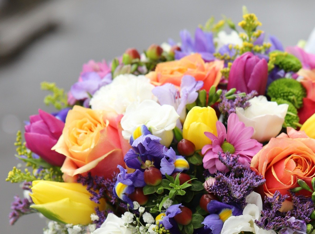Ce spun florile pe care le oferim de 8 Martie: Ghidul cadourilor florale Ziua de 8 Martie este un prilej de a celebra femeile din viața noastră, iar florile rămân un simbol universal al afecțiunii și respectului