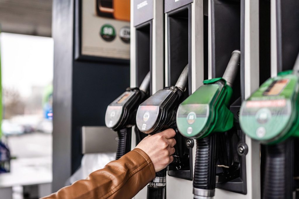 Prețurile carburanților ating noi recorduri: Guvernul analizează măsuri urgente Benzina standard a depășit pragul de 9 lei pe litru, o premieră pentru piața românească, iar motorina se apropie de 10 lei, alimentând îngrijorări majore în rândul șoferilor și al transportatorilor