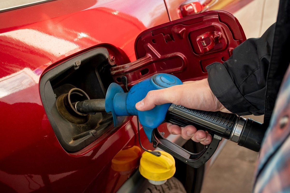Guvernul pregătește măsuri pentru a evita scumpirea carburanților cu peste 10 lei pe litru Prețurile la carburanți ar putea crește semnificativ în România, pe fondul tensiunilor din Orientul Mijlociu și al creșterii prețului petrolului la nivel global