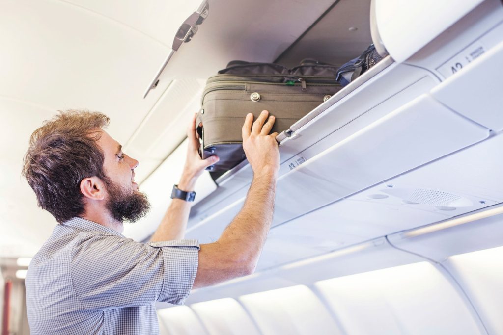 Atenție la bagajul de mână: Ce poți și ce nu poți lua în avion Indiferent că ești un călător experimentat sau efectuezi primul zbor cu avionul, regulile privind bagajul de mână pot genera confuzie