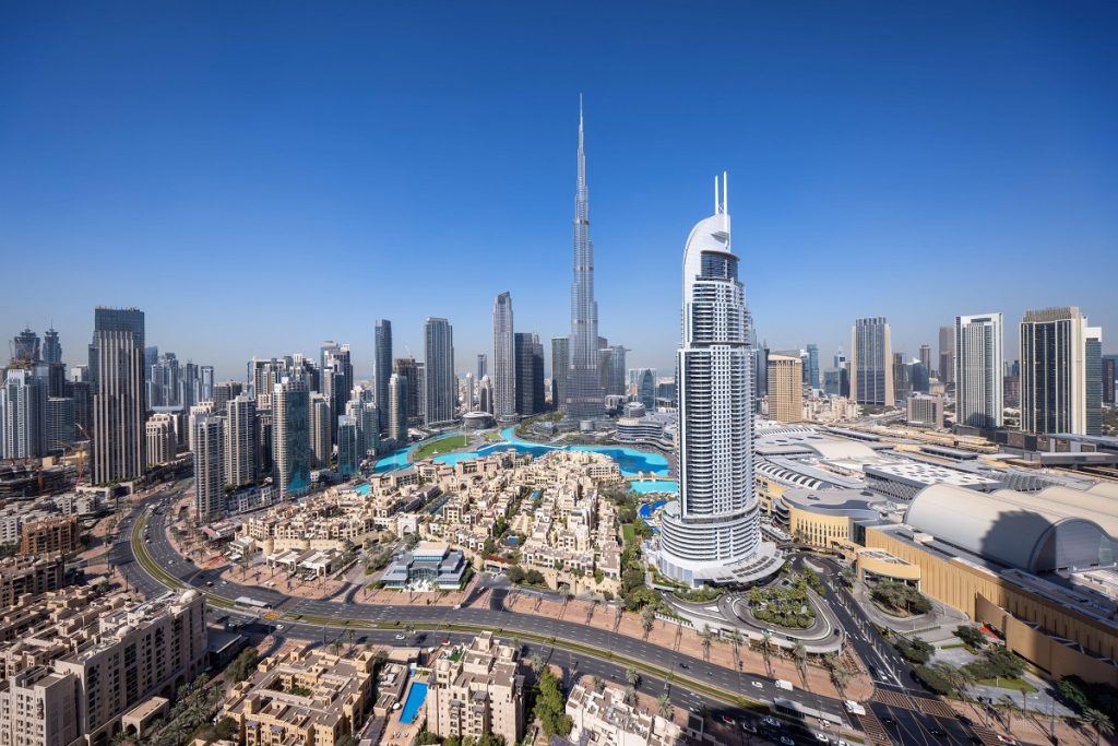 Dubai: O Metropolă Globală Unde Cetățenii Autohtoni Sunt o Minoritate Dubai, o metropolă strălucitoare în mijlocul deșertului, este o destinație de lux recunoscută la nivel mondial