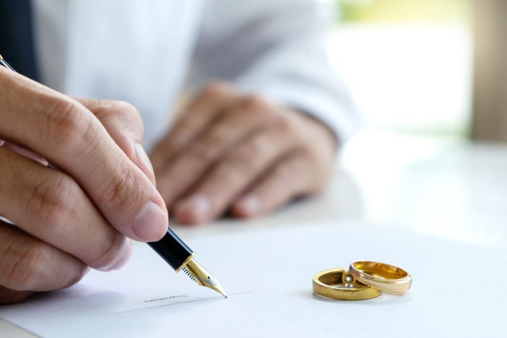 Contractul prenupțial, o unealtă pentru o căsnicie fără surprize Un contract prenupțial, încheiat la notar înainte de căsătorie, poate stabili clar modul în care sunt gestionate bunurile și datoriile unui cuplu, dar și împărțirea lor în cazul unui divorț