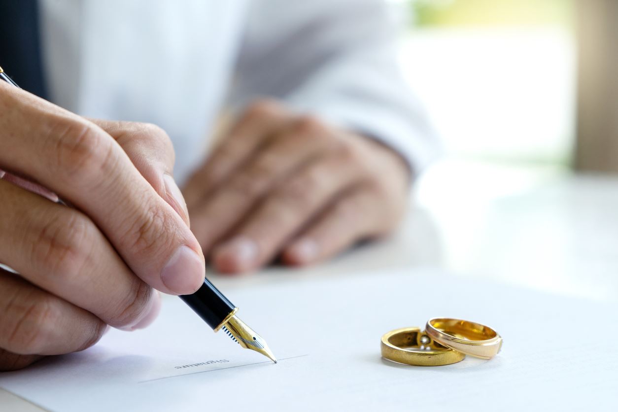 Contractul prenupțial, o unealtă pentru o căsnicie fără surprize Un contract prenupțial, încheiat la notar înainte de căsătorie, poate stabili clar modul în care sunt gestionate bunurile și datoriile unui cuplu, dar și împărțirea lor în cazul unui divorț
