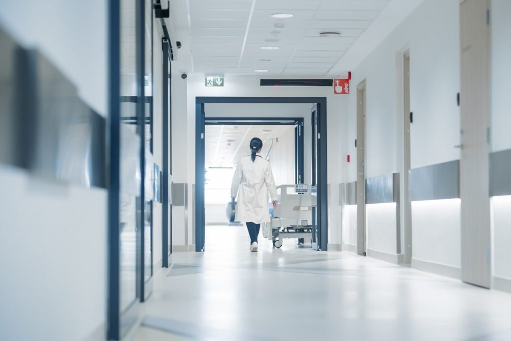 Ce salarii vor avea asistenții medicali în spitalele județene în 2026