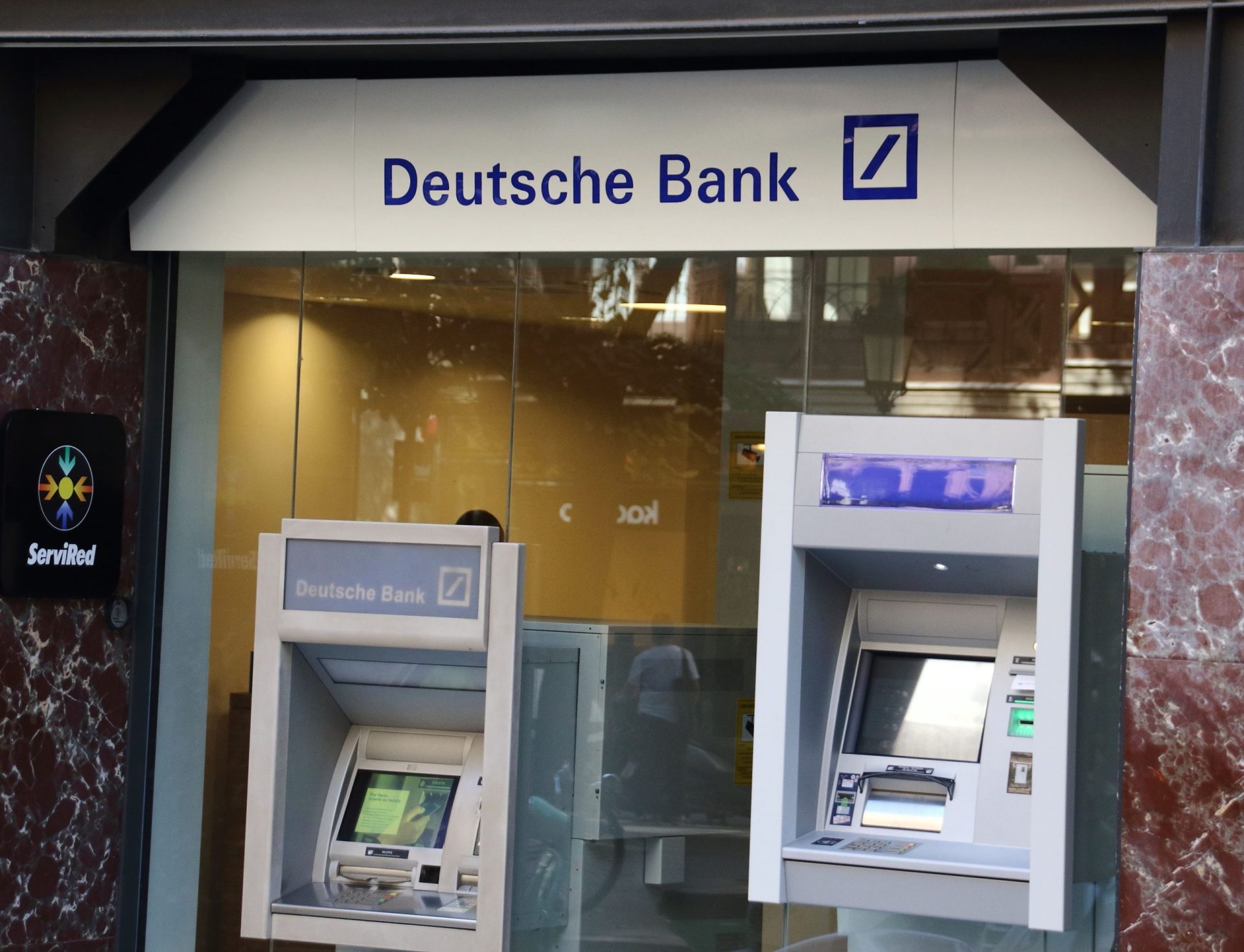 Ce verifică băncile germane înainte să îți acorde un credit ipotecar: documente, scorul Schufa și capitalul propriu Obținerea unui credit ipotecar în Germania presupune un proces riguros de verificare, unde băncile analizează atent documentele, scorul de bonitate și capacitatea de plată a solicitantului