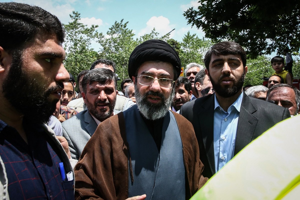 Mojtaba Khamenei, fiul liderului suprem iranian, ar putea prelua puterea, pe fondul tensiunilor cu Israelul O figură influentă în culisele puterii de la Teheran, Mojtaba Khamenei, este considerat posibilul succesor al tatălui său, actualul lider suprem al Iranului, Ali Khamenei