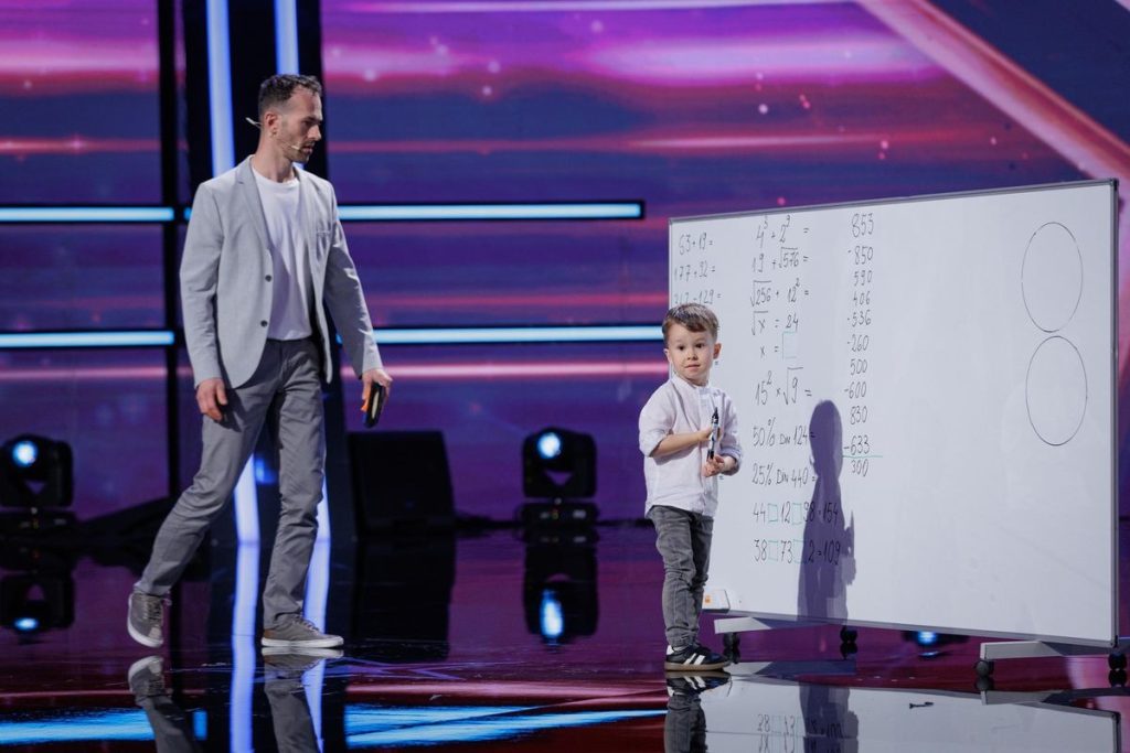 Un puști geniu a uimit juriul „Românii au talent”: calcule rapide și abilități ieșite din comun Albert Pascotescu, un copil de aproape cinci ani, a impresionat jurații și publicul emisiunii „Românii au talent” cu abilitățile sale remarcabile de calcul matematic, memorie și o varietate de alte talente