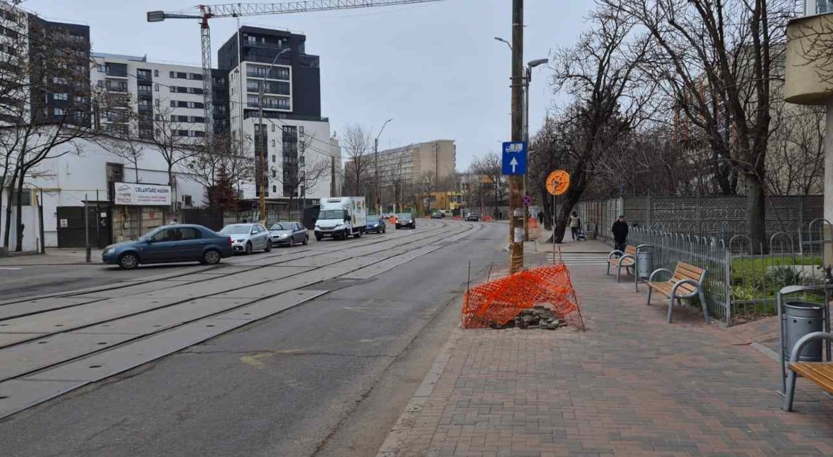 Lucrări la tramvai: Circulația pe două artere importante din estul Capitalei, închisă total Primăria Capitalei va demara lucrările de modernizare a infrastructurii de transport cu tramvaiul pe mai multe tronsoane din estul Bucureștiului, ceea ce va duce la închiderea totală a circulației pe două artere importante