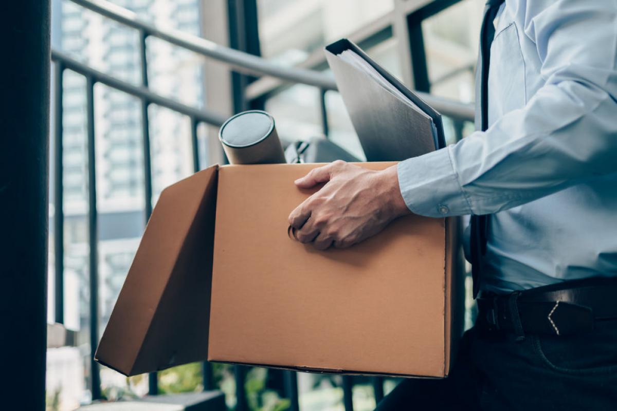 Concedierea în contextul restructurărilor: Ghid pentru angajați și angajatori Desființarea unui post de muncă poate surveni atât în cazul unei concedieri individuale, cât și în cadrul unei concedieri colective