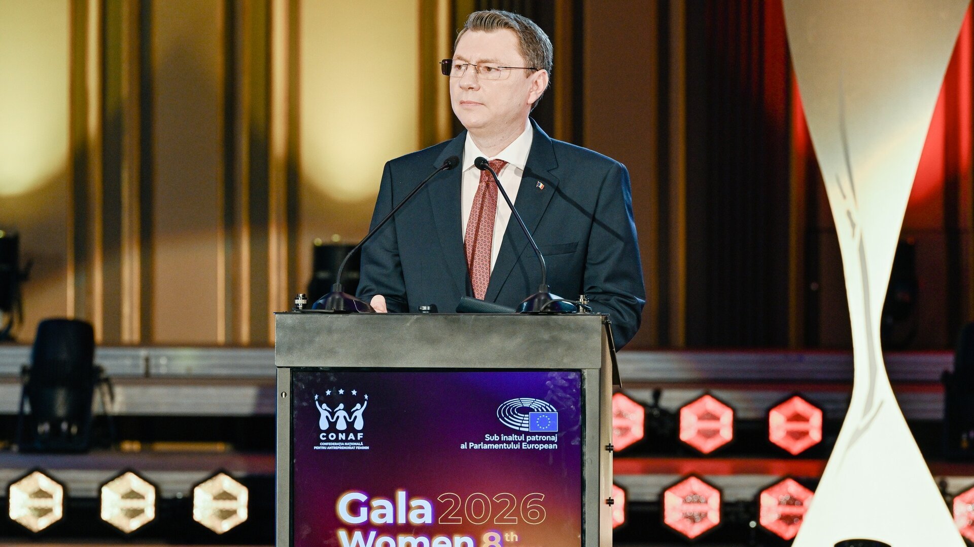 BNR: Anul 2026, un test pentru economia românească Viceguvernatorul Băncii Naționale a României (BNR), Cosmin Marinescu, anticipează un an 2026 plin de provocări pentru România, cu potențialul de a reconfigura ordinea economică globală