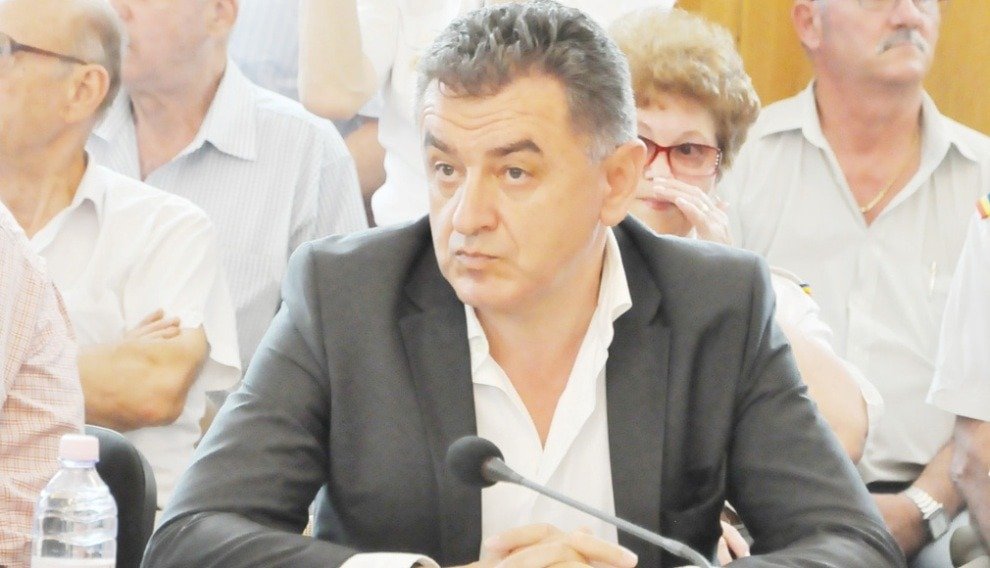 Primarul din Pitești, Cristian Gentea, atacă parlamentarii PSD de Argeș Cristian Gentea, primarul municipiului Pitești, a criticat dur activitatea parlamentarilor PSD de Argeș, acuzându-i că nu contribuie la dezvoltarea orașului, dar se laudă cu fondurile alocate