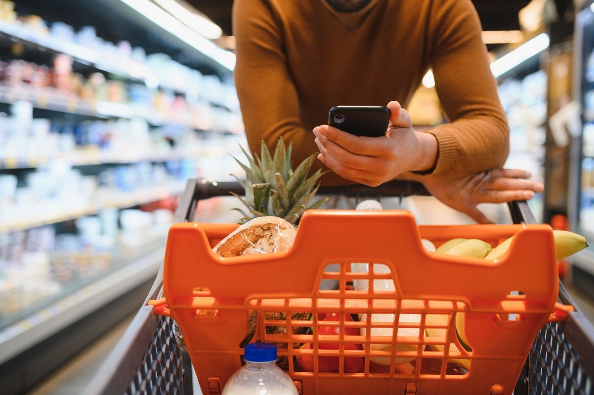 Alimentele de bază se scumpesc drastic în 2026: Pâinea și lactatele, cele mai afectate Românii se vor confrunta cu prețuri mai mari la alimente de bază în 2026, ca urmare a scumpirii carburanților și a costurilor de producție, conform estimărilor