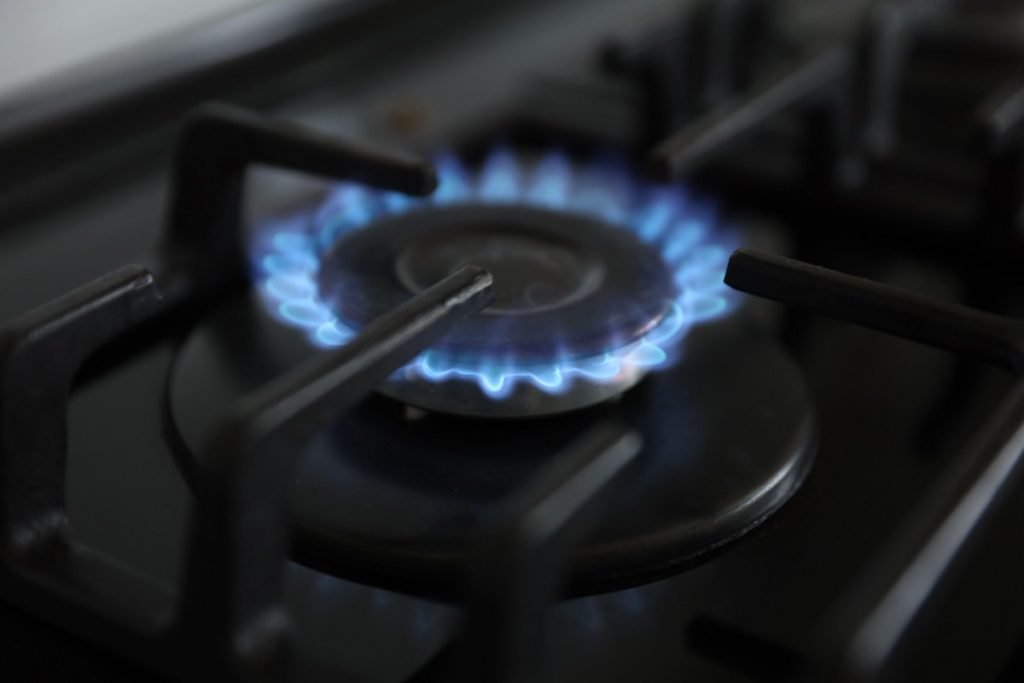 Creșterea facturilor la gaze: Românii așteaptă noi reglementări și clarificări Consumatorii de gaze naturale din România ar putea fi afectați de noi modificări ale prețurilor începând cu 1 aprilie, în urma aprobării unor reglementări care încă nu sunt complet clarificate