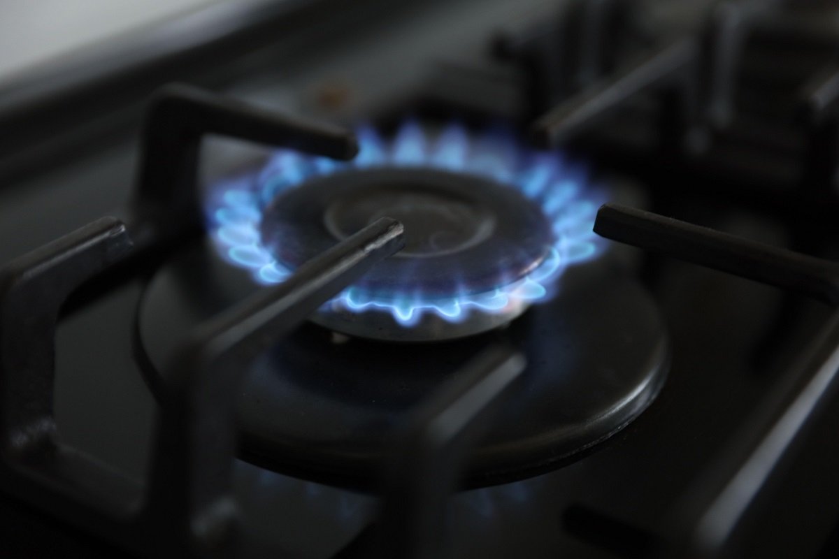 Creșterea facturilor la gaze: Românii așteaptă noi reglementări și clarificări Consumatorii de gaze naturale din România ar putea fi afectați de noi modificări ale prețurilor începând cu 1 aprilie, în urma aprobării unor reglementări care încă nu sunt complet clarificate