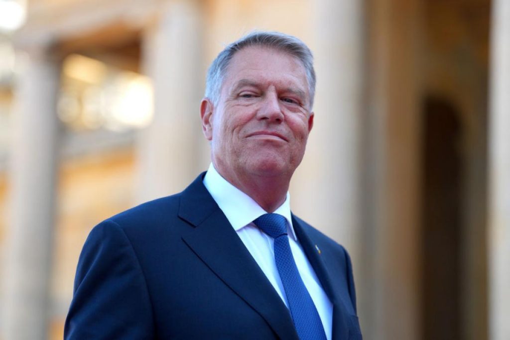 Iohannis, apariție relaxată în Sibiu, la câteva luni de la încheierea mandatului Fostul președinte Klaus Iohannis a fost văzut, recent, plimbându-se prin centrul Sibiului, alături de soția sa, Carmen Iohannis