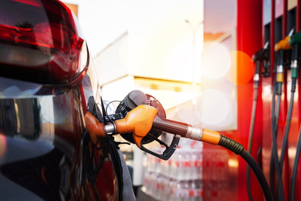 Prețul carburanților ar putea scădea sub 9 lei pe litru, promite guvernul Guvernul ia în calcul un mecanism flexibil de reducere a accizelor pentru a tempera scumpirile la pompă