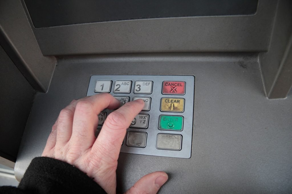 Hoți de carduri folosesc metoda „firului invizibil” pentru a fura bani de la bancomate O nouă metodă de fraudare a utilizatorilor de bancomate a început să fie utilizată de infractori, profitând de neatenția acestora