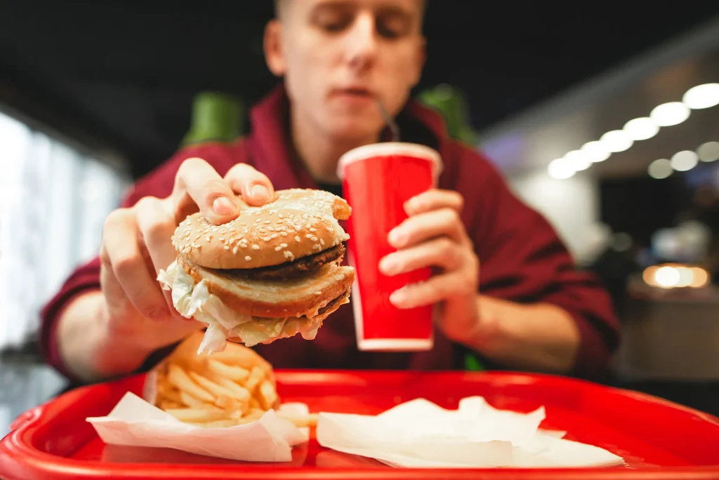 Un burger de la KFC a stârnit controverse online: „Sărăcie” pe ambalaj Un client din Timișoara a împărtășit recent o experiență neobișnuită avută la un restaurant KFC, stârnind un val de reacții pe rețelele de socializare