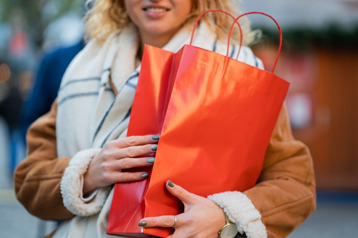 Trucuri de economisire la cumpărături: Cum să eviți capcanele supermarketurilor Economisirea banilor la cumpărături poate părea o provocare, dar cu o abordare strategică, este posibil să reduci semnificativ cheltuielile lunare