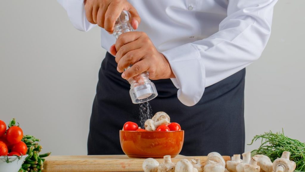 Trucuri de bucătărie: Cum salvezi mâncarea prea sărată Un strop de sare în plus poate transforma o mâncare delicioasă într-una greu de consumat