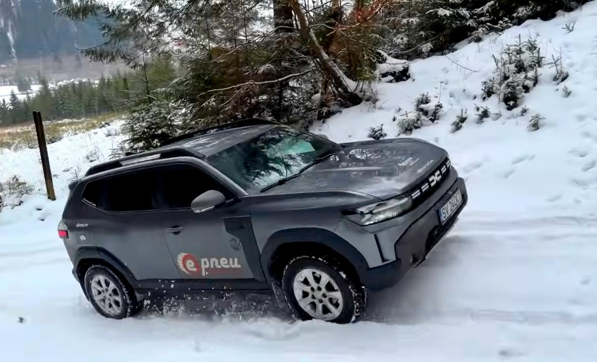 Dacia Duster, testată pe zăpadă cu offroader-e japoneze: Cum s-a descurcat SUV-ul românesc O Dacia Duster 4×4 a fost supusă unui test comparativ pe un traseu montan acoperit de zăpadă, alături de trei offroadere japoneze recunoscute pentru performanțele lor: Suzuki Vitara, Mitsubishi Pajero Junior și Toyota Land Cruiser