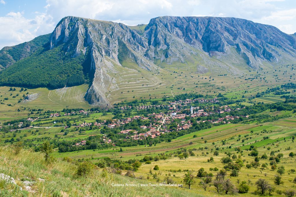 Un motociclist maghiar și-a pierdut viața pe Piatra Secuiului Un bărbat în vârstă de 38 de ani din Ungaria a decedat joi seară, în timp ce se afla pe un traseu montan din Masivul Piatra Secuiului, în zona Grota Studentului, comuna Rimetea