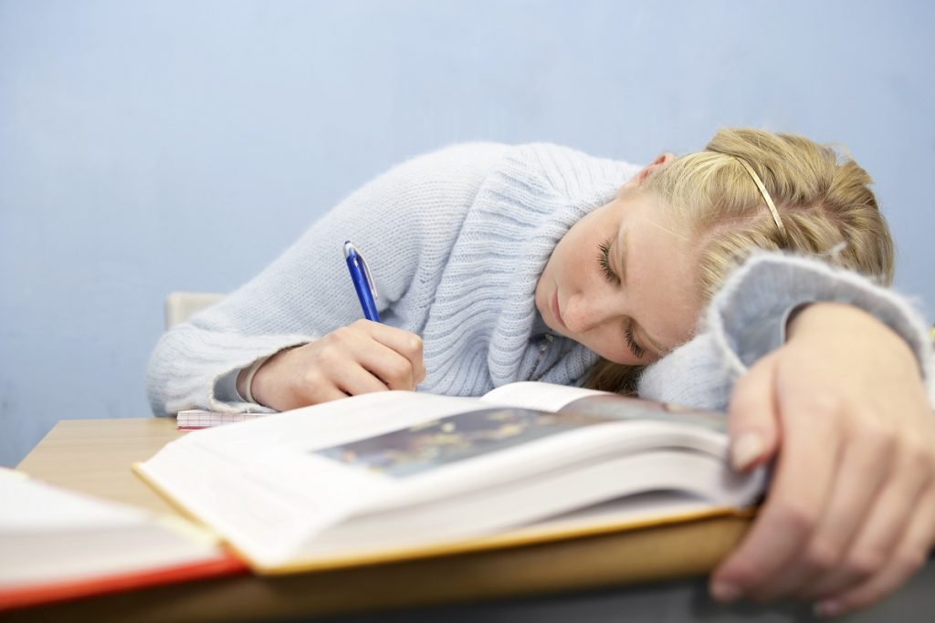 O oră de începere a școlii mai târzie: soluția pentru adolescenți mai odihniți și mai performanți? Studiile recente realizate în Franța sugerează că ora de începere a cursurilor la gimnaziu și liceu ar trebui amânată până la ora 9:00