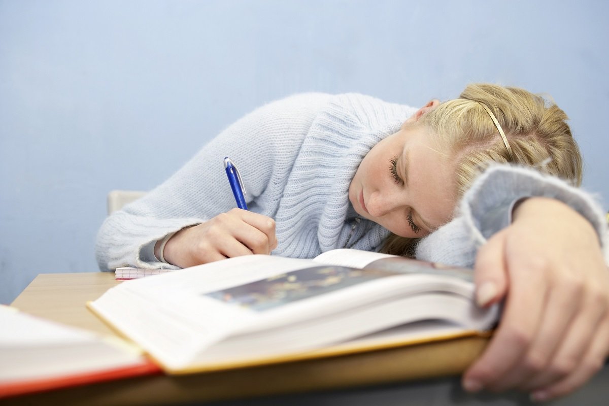 O oră de începere a școlii mai târzie: soluția pentru adolescenți mai odihniți și mai performanți? Studiile recente realizate în Franța sugerează că ora de începere a cursurilor la gimnaziu și liceu ar trebui amânată până la ora 9:00