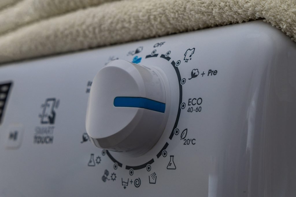 Hainele, mai curate la 30 de grade: de ce temperatura nu e întotdeauna cheia Spălatul hainelor la temperaturi mai scăzute, precum 30 de grade Celsius, poate fi uneori mai eficient decât utilizarea unei temperaturi mai ridicate, de 60 de grade Celsius
