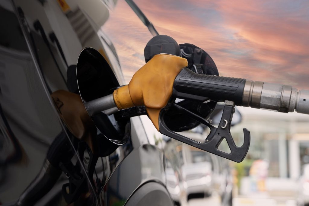 Benzina urcă vertiginos: Prețul la pompă depășește 8 lei, riscul de 10 lei devine tot mai real Șoferii din România se confruntă cu o nouă scumpire a carburanților, după ce prețul benzinei a depășit pragul de 8 lei pe litru în majoritatea stațiilor de alimentare