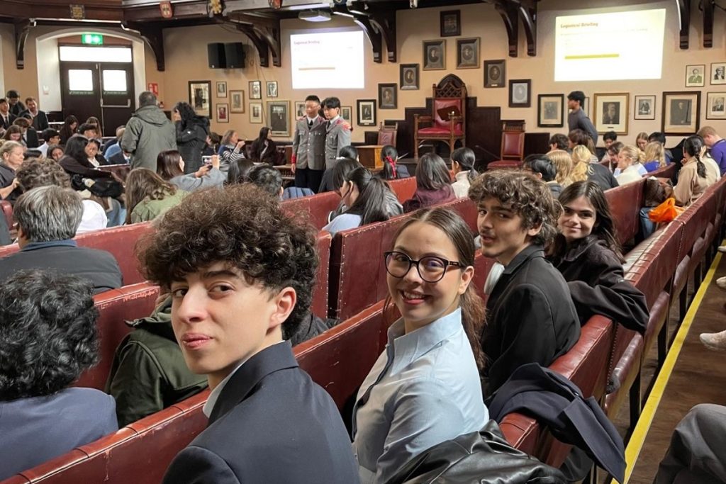 Debut de excepție pentru România la Cambridge: Elevii români domină competiția ESL Elevii români au obținut o performanță remarcabilă la o competiție de dezbateri din Cambridge, ocupând întregul podium la categoria ESL (English as a Second Language)