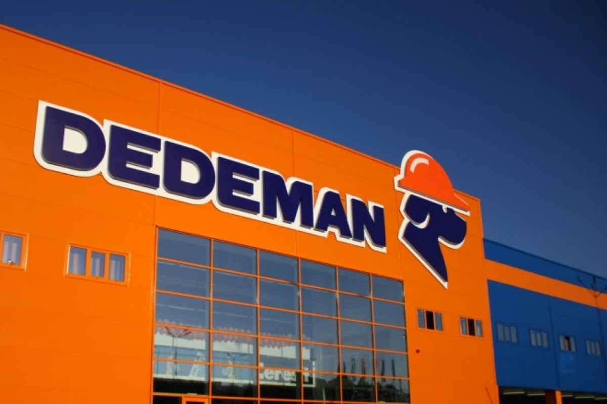 Dedeman, liderul pieței de bricolaj din România, face un pas important în strategia sa de extindere prin fuziunea cu Navaria Ceramics, producător de plăci ceramice