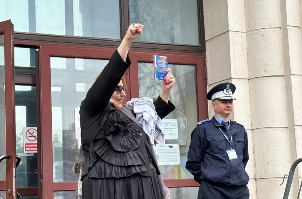 Diana Șoșoacă, europarlamentar, a fost prezentă luni dimineață la Parchetul General, unde va fi supusă unei expertize psihiatrice