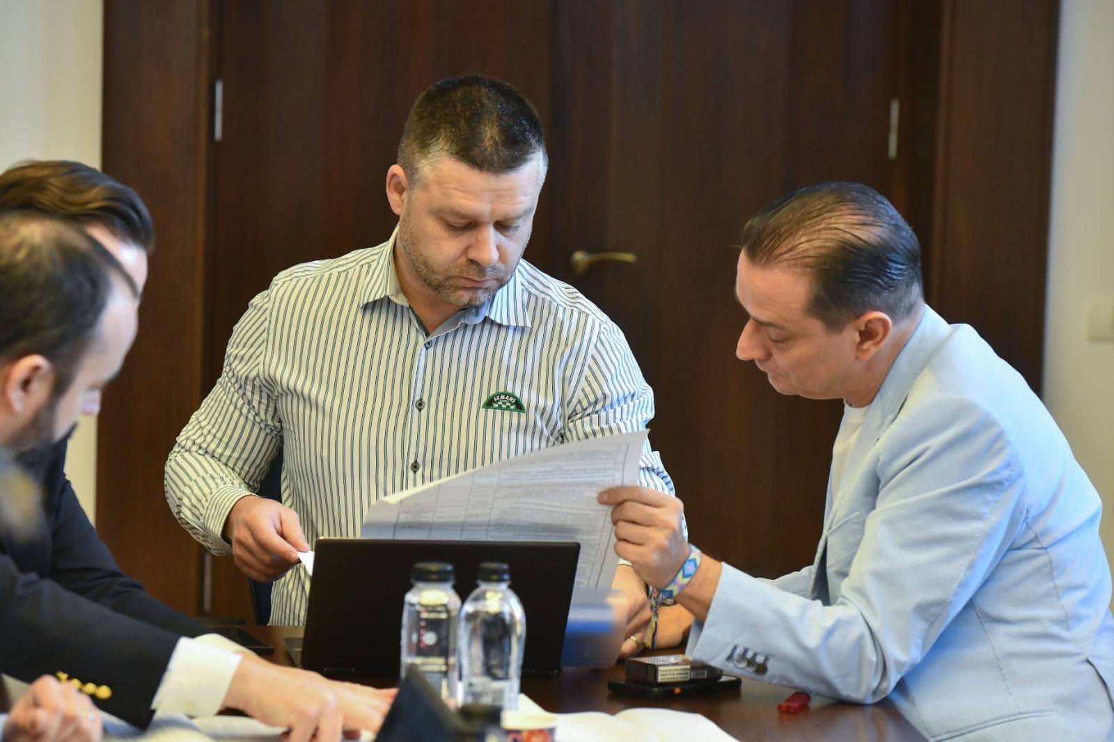 București: Băluță și Ciucu, întâlnire la Primăria Capitalei după luni de tensiuni Primarul Sectorului 4, Daniel Băluță, a prezentat marți o serie de proiecte la întâlnirea cu primarul general al Capitalei, Ciprian Ciucu