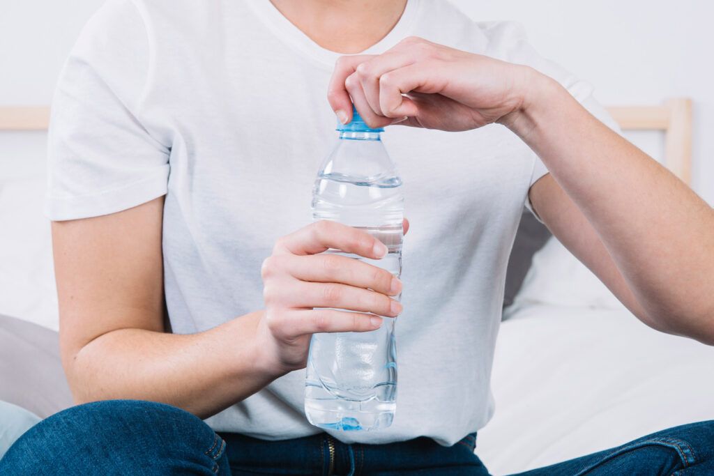 Microplasticele din apa îmbuteliată: un pericol ignorat? Consumatorii de apă îmbuteliată pot ingera anual cu peste 90.000 de particule de microplastic mai mult decât cei care beau apă de la robinet