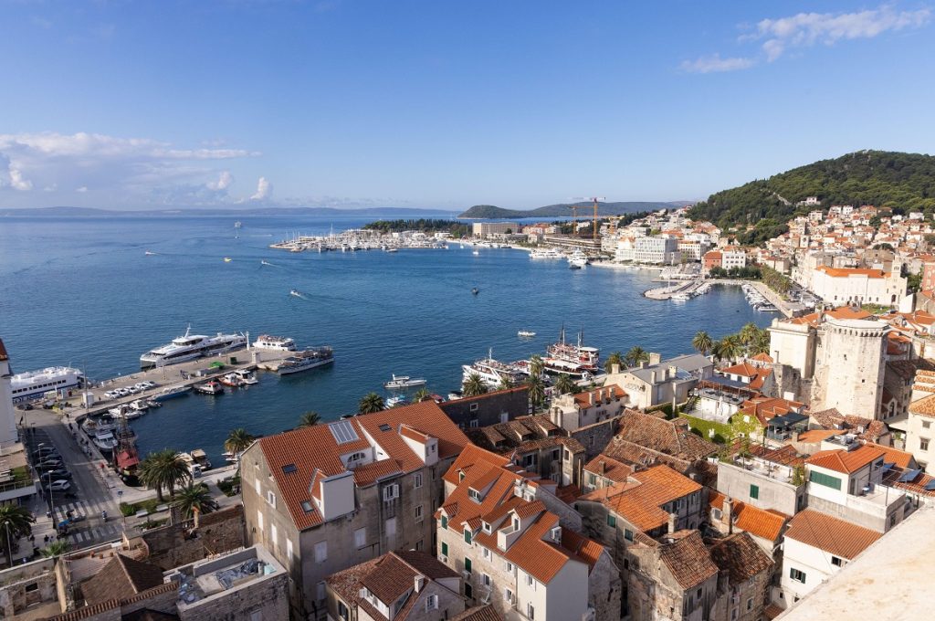 Locuri de muncă atractive în turism pentru români: Salarii de până la 3.000 de euro în sezonul estival Mai multe țări europene se confruntă cu o penurie de forță de muncă în sectorul turistic, oferind oportunități semnificative pentru români în sezonul estival