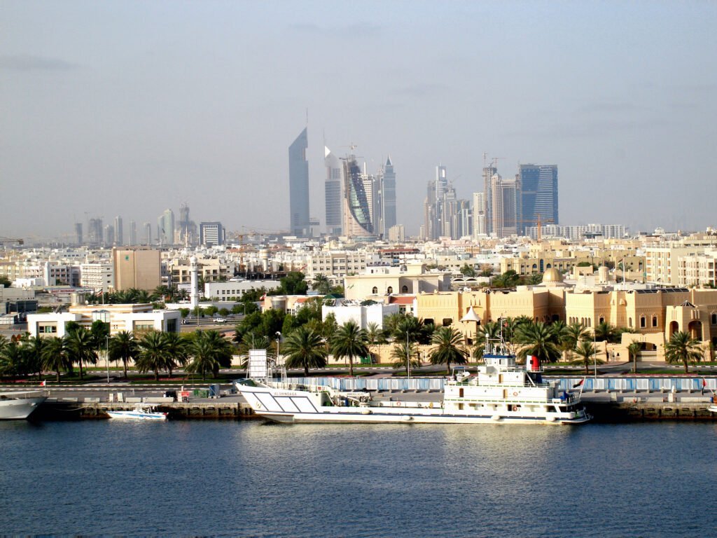 Românii din Dubai, mobilizați pe rețelele sociale după atacurile Iranului Comunitatea românilor din Emiratele Arabe Unite s-a mobilizat intens pe rețelele sociale, începând de ieri, după ce Iranul a lansat atacuri în regiune, escaladând conflictul din Orientul Mijlociu