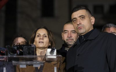 AUR blochează un acord cu SUA și reaprinde discuția despre alegerile prezidențiale Partidul Alianța pentru Unirea Românilor (AUR) a votat împotriva cererii Statelor Unite ale Americii privind amplasarea în România a avioanelor americane de realimentare și a echipamentelor de comunicații satelitare