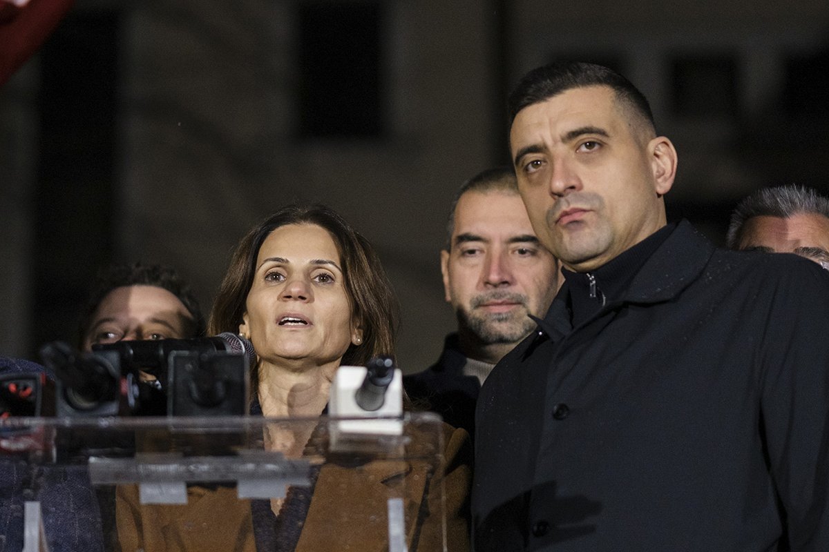 AUR blochează un acord cu SUA și reaprinde discuția despre alegerile prezidențiale Partidul Alianța pentru Unirea Românilor (AUR) a votat împotriva cererii Statelor Unite ale Americii privind amplasarea în România a avioanelor americane de realimentare și a echipamentelor de comunicații satelitare