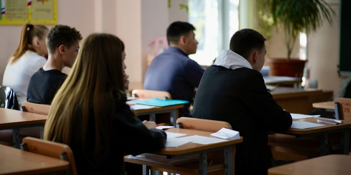 Elevii de clasa a VIII-a primesc luni notele de la simularea evaluării naționale