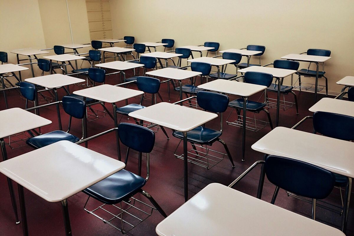 Elevi și profesori români, blocați în Dubai din cauza tensiunilor din Orientul Mijlociu Un număr considerabil de elevi și profesori români se confruntă cu o situație dificilă, fiind blocați în Dubai din cauza tensiunilor din Orientul Mijlociu, care au perturbat traficul aerian
