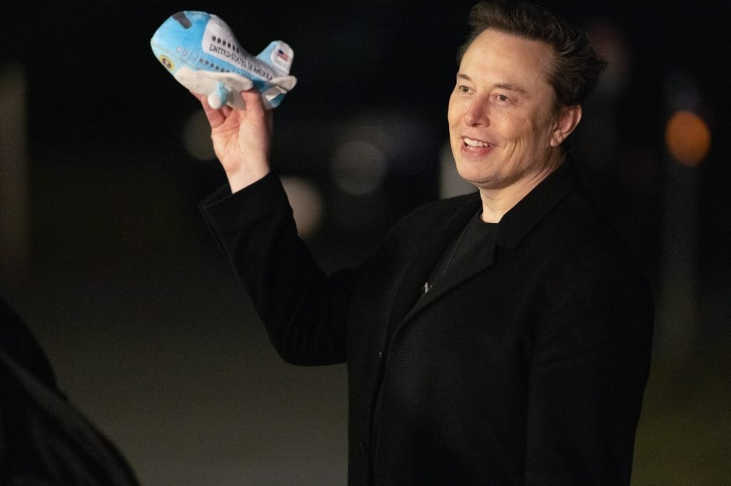 Elon Musk, antreprenorul vizionar aflat la conducerea Tesla, SpaceX, X și xAI, a urcat pe primul loc în clasamentul celor mai bogați oameni din lume, conform revistei Forbes, publicat marți