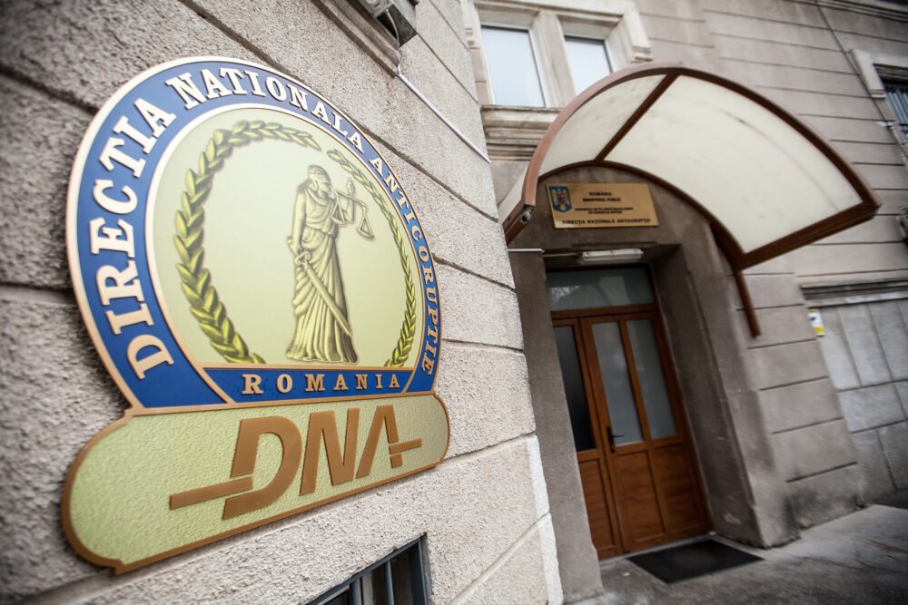 Doi șefi din cadrul Finanțelor Publice București, sub control judiciar pentru luare de mită și trafic de influență Direcția Națională Anticorupție (DNA) a pus sub control judiciar, pentru 60 de zile, doi șefi din cadrul Direcției Generale Regionale a Finanțelor Publice București (DGRFP)