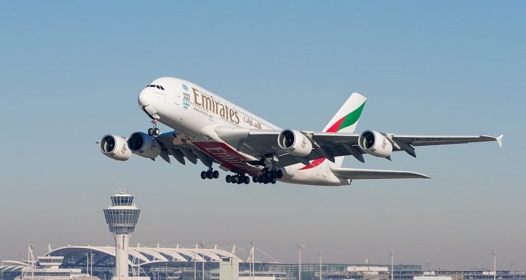 Emiratele Arabe Unite inaugurează coridoare aeriene sigure, cu 48 de zboruri pe oră Emiratele Arabe Unite (EAU) au deschis coridoare aeriene sigure, în coordonare cu țările din Golf, cu o capacitate actuală de 48 de zboruri pe oră
