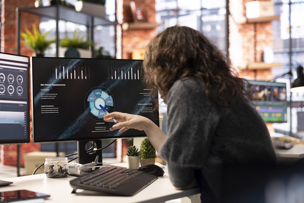 AI-ul redefinește productivitatea în companii: angajații economisesc ore prețioase cu ajutorul tehnologiei Utilizarea inteligenței artificiale (AI) în mediul de lucru este în creștere rapidă, angajații folosind acum un număr semnificativ de instrumente digitale și soluții AI zilnic