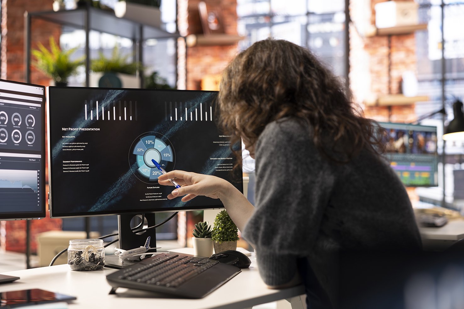 AI-ul redefinește productivitatea în companii: angajații economisesc ore prețioase cu ajutorul tehnologiei Utilizarea inteligenței artificiale (AI) în mediul de lucru este în creștere rapidă, angajații folosind acum un număr semnificativ de instrumente digitale și soluții AI zilnic