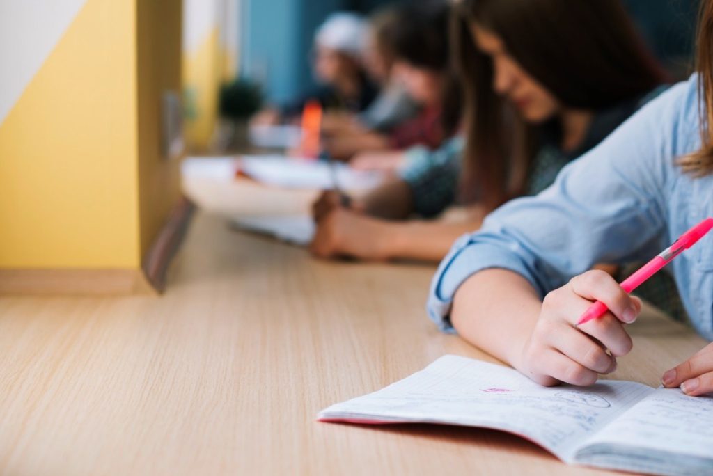Simulările examenelor naționale, în pericol din cauza protestelor profesorilor Simulările examenelor naționale din școli vor fi „serios perturbate”, au anunțat marți reprezentanții Federației Sindicatelor Libere din Învățământ (FSLI) și Federației Sindicatelor din Educație „Spiru Haret”