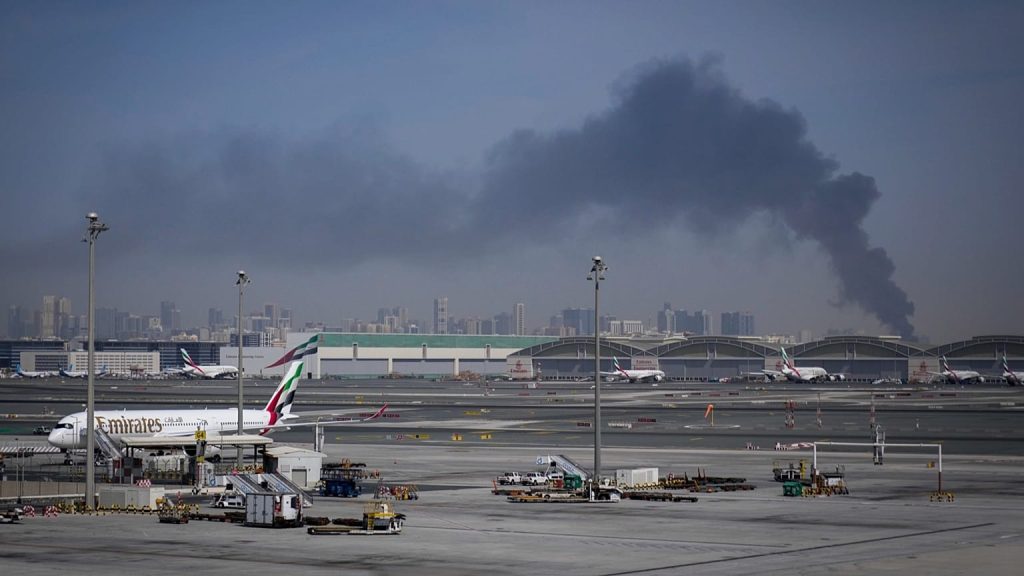 Alertă la Dubai: Zborurile suspendate după o explozie suspectă în apropierea aeroportului Operațiunile pe Aeroportul Internațional Dubai (DXB), unul dintre cele mai aglomerate din lume, au fost suspendate temporar, sâmbătă, în urma interceptării unei potențiale amenințări aeriene