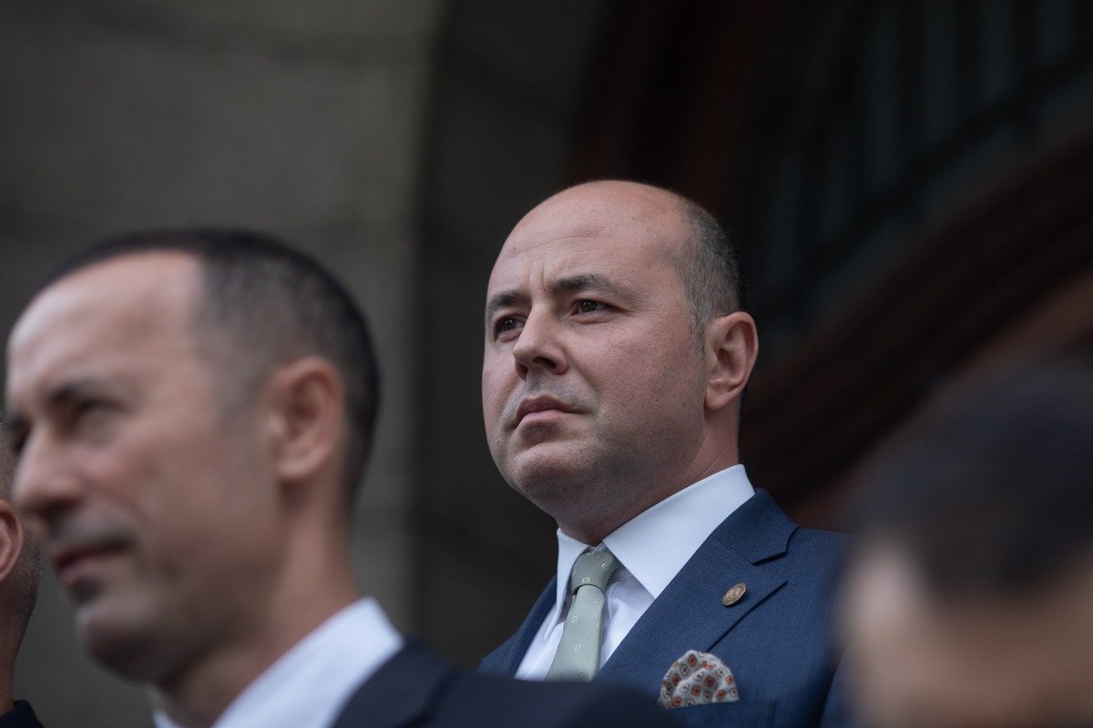 Muraru (PNL): PSD, umilit de AUR în negocierile pentru buget Alexandru Muraru, președintele PNL Iași, a acuzat Partidul Social Democrat (PSD) că a încercat să își îmbunătățească imaginea publică, dar a eșuat
