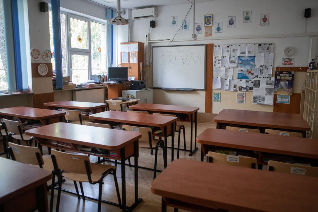 Eduard Popica acuză sindicatele de presiuni asupra profesorilor din Vaslui Prefectul județului Vaslui, Eduard Popica, a informat miercuri membrii Colegiului Prefectural despre posibile presiuni exercitate de reprezentanți ai sindicatelor din educație asupra profesorilor din județ